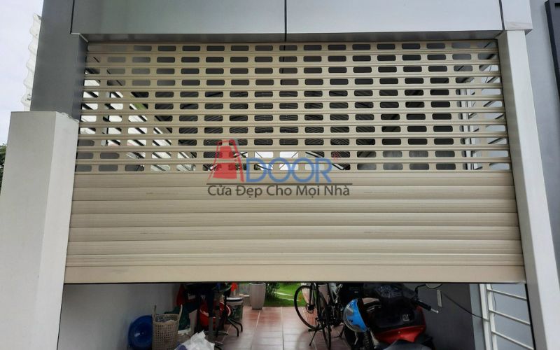 Dòng cửa cuốn có khe thoáng bản rộng giúp lấy sáng và gió tối đa