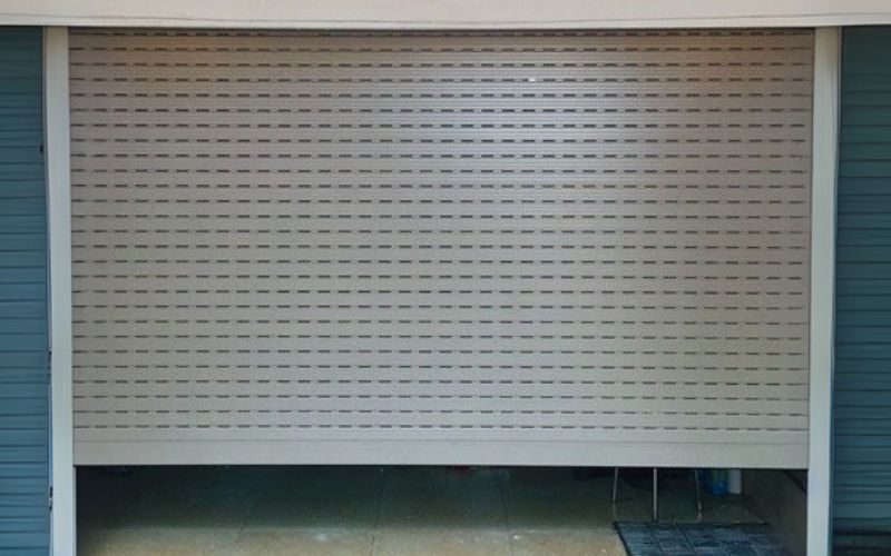 Cửa cuốn khe thoáng kéo tay được sử dụng tại Vinh
