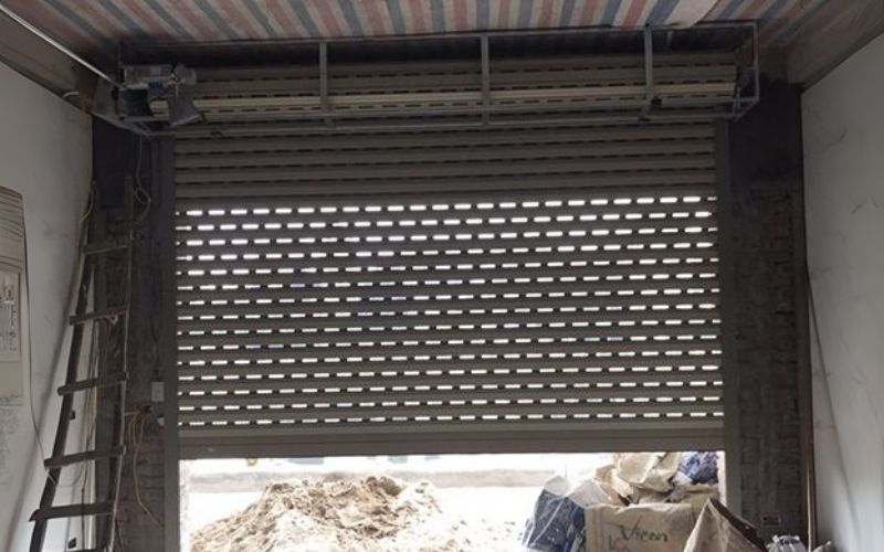 Cửa cuốn khe thoáng giải pháp lý tưởng cho không gian cần ánh sáng và thông gió tự nhiên
