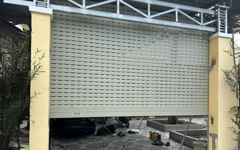 Cửa cuốn khe thoáng tự động sử dụng tại hộ gia đình Vinh - Nghệ An