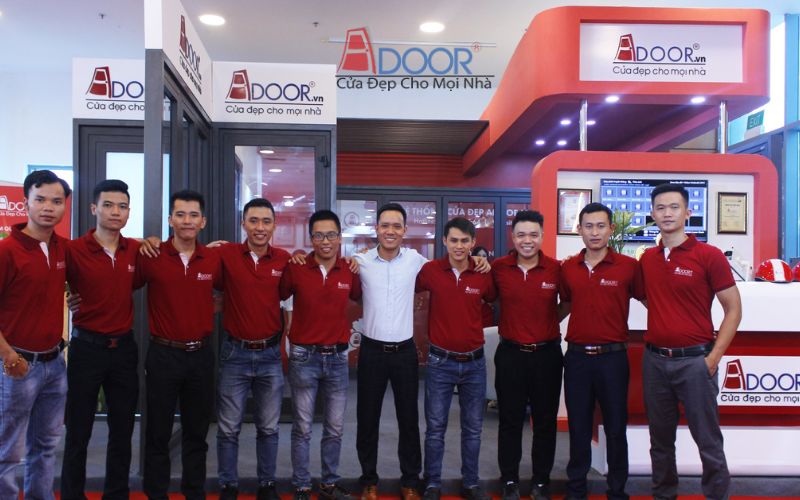 Đội ngũ nhân viên chăm sóc khách hàng chuyên nghiệp tại showroom Adoor
