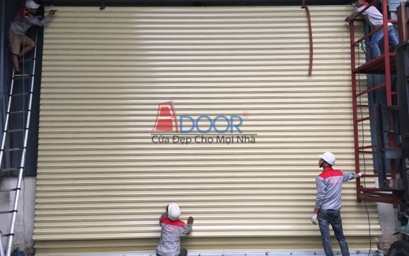 Cửa cuốn siêu trường Úc đang được lắp đặt tại Quảng Ngãi