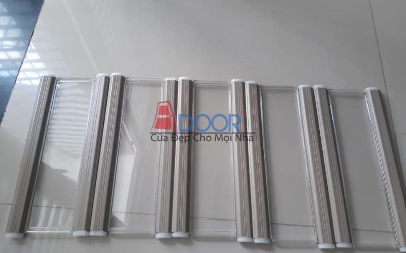 Cửa cuốn trong suốt vừa bảo vệ, vừa khoe trọn không gian nội thất sang trọng