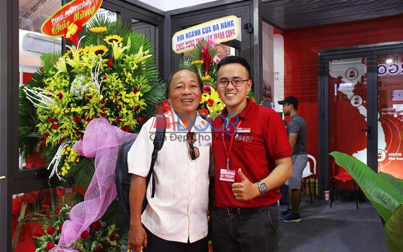 Khách Hàng hài lòng khi lắp đặt cửa cuốn khe thoáng tại Adoor