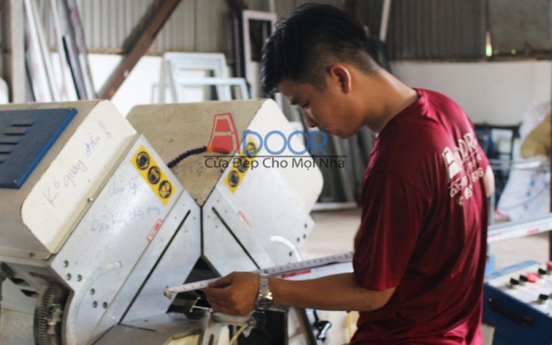 Đội ngũ Adoor đang tiến hành xử lý cửa cuộn trước khi lắp đặt