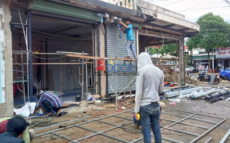 Kỹ thuật viên Adoor thi công công trình thực tế tại Nha Trang
