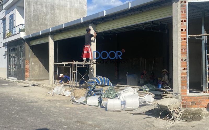 Đội ngũ lắp đặt cửa cuốn Adoor làm việc chuyên nghiệp