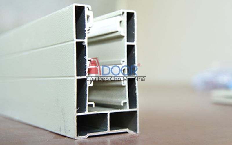Ray dẫn hướng chắc chắn, giúp cửa vận hành êm ái và an toàn