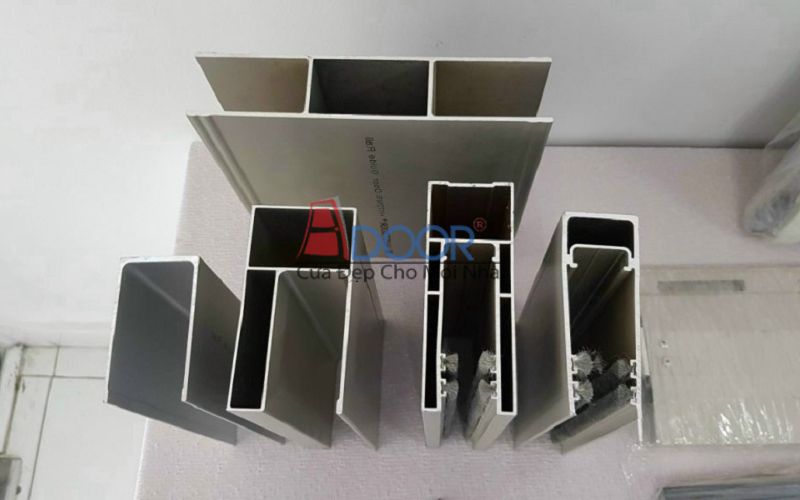 Ray dẫn hướng và thanh đáy nhôm định hình chắc chắn, giảm tiếng ồn