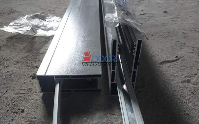 Ảnh chi tiết ray dẫn hướng chuẩn kỹ thuật giúp cửa vận hành ổn định