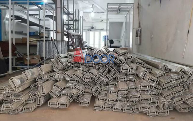 Ray dẫn hướng dày dặn chắc chắn giúp cửa vận hành êm ái không bị rung lắc