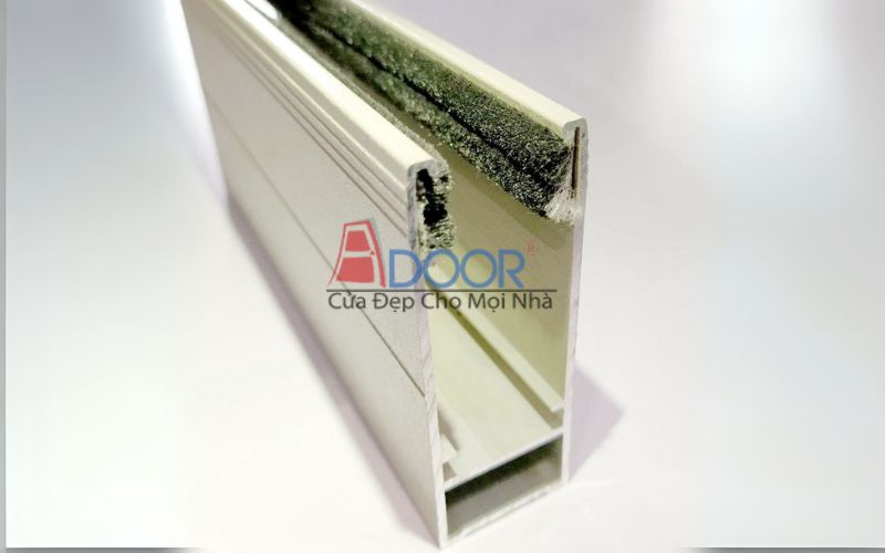 Ray dẫn hướng cửa cuốn Adoor nhôm định hình chắc chắn, chống rung