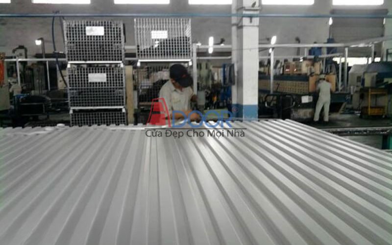 Hình ảnh xưởng sản xuất cửa cuốn Adoor với dây chuyền hiện đại đạt tiêu chuẩn quốc tế