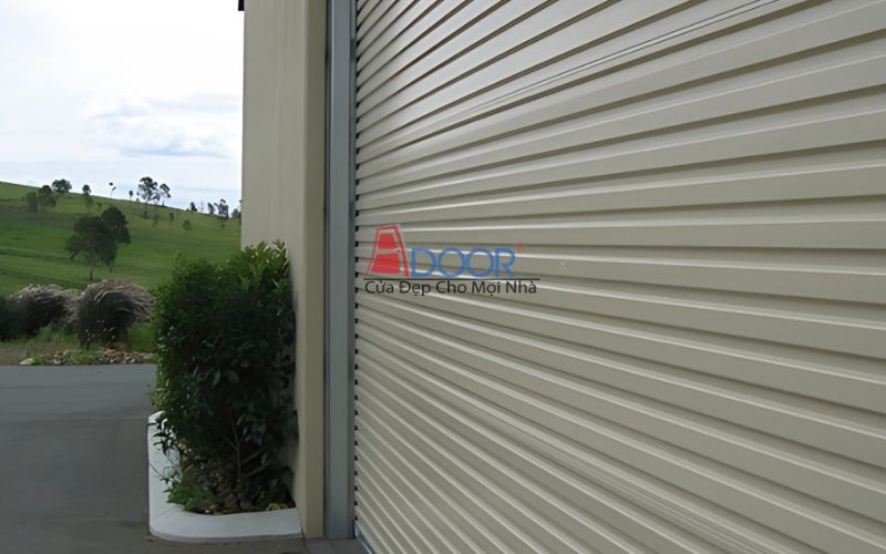 Thân cửa bằng thép mạ kẽm sơn tĩnh điện, bền màu, chống gỉ vượt trội