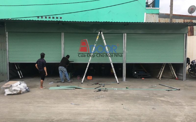 Đội ngũ kỹ thuật Adoor đang lắp đặt cửa cuốn Đài Loan chuyên nghiệp, đảm bảo đúng tiêu chuẩn kỹ thuật và an toàn
