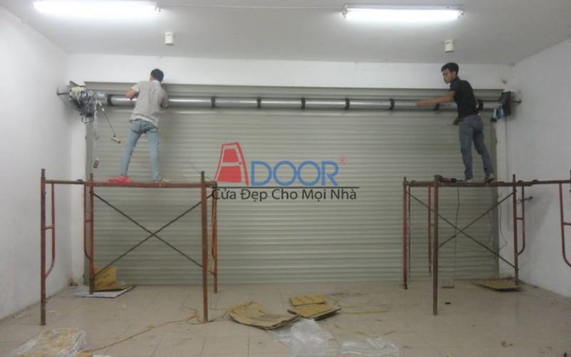 Đội ngũ Adoor lắp đặt cửa cuốn chuyên nghiệp
