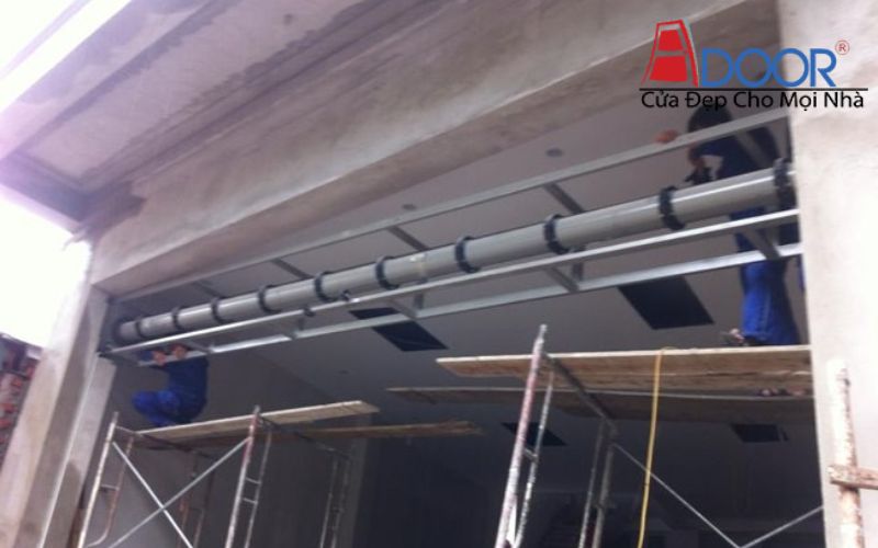 Đội ngũ kỹ thuật lắp đặt cửa cuốn Adoor tại Đồng Nai làm việc nhanh chóng chính xác