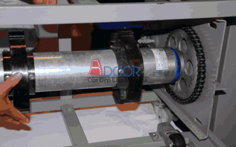 Trục cuốn chắc chắn, giúp cửa vận hành ổn định