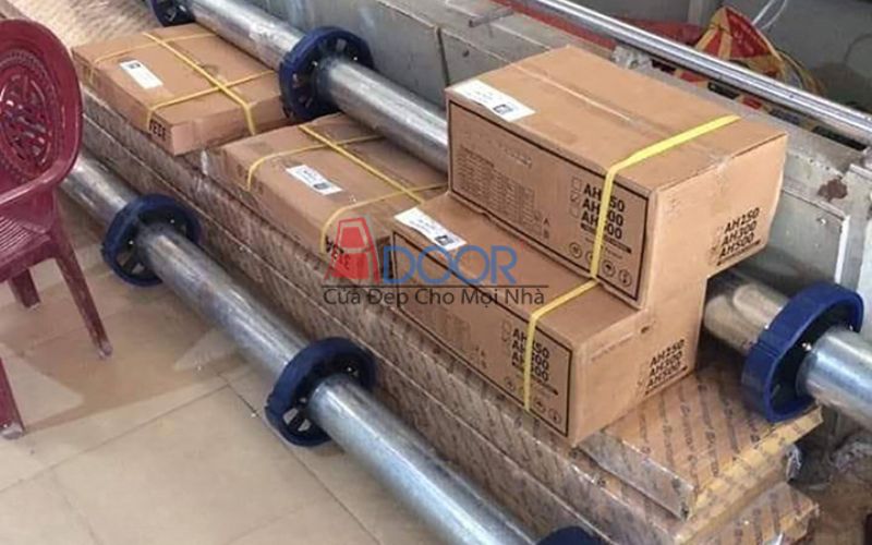 Trục thép mạ kẽm dày chịu lực, đảm bảo độ bền khi đóng mở liên tục