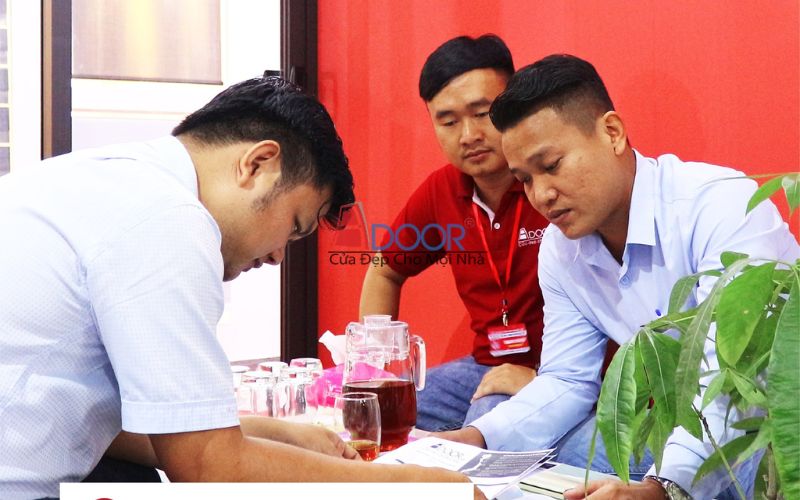 Đội ngũ Adoor tư vấn cửa cuốn công nghệ Đài Loan tại cửa hàng Hà Tĩnh