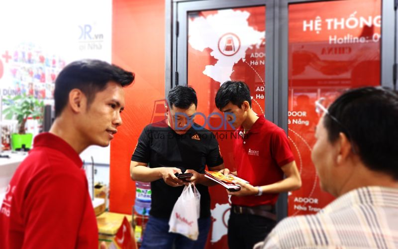 Đội tư vấn Adoor tận tâm hỗ trợ từ mẫu mã đến kỹ thuật
