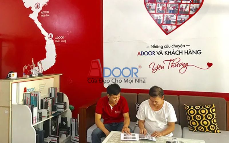 Đội ngũ tư vấn Adoor trao đổi trực tiếp với khách hàng