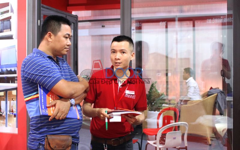 Nhân viên Adoor tư vấn, báo giá chính xác và chi tiết nhất năm 2025