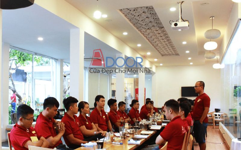 Văn phòng làm việc chuyên nghiệp tại cửa cuốn Adoor