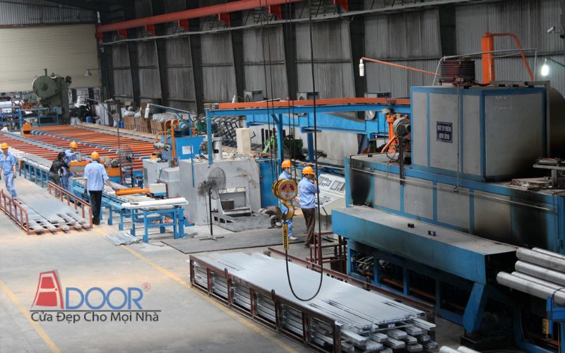 Xưởng sản xuất cửa nhôm Xingfa xếp trượt được đầu tư máy móc công nghệ cao