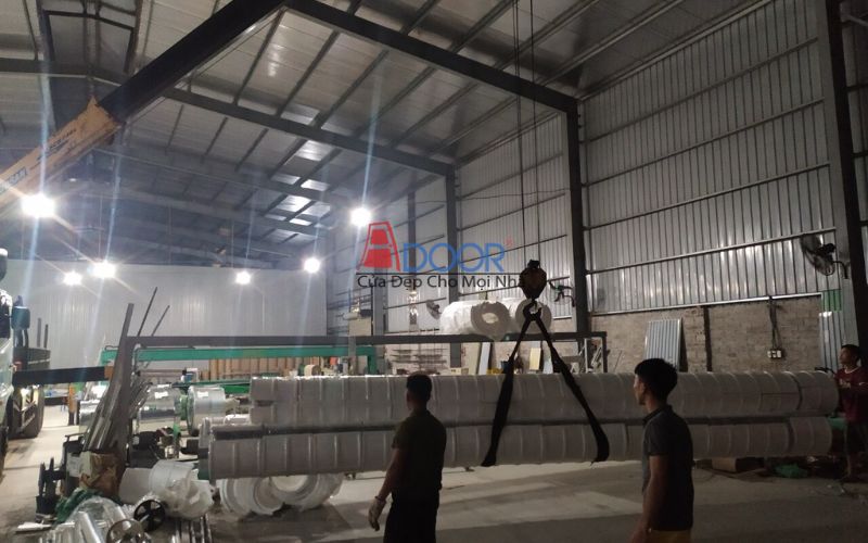 Xưởng sản xuất rộng rãi với dây chuyền máy móc hiện đại