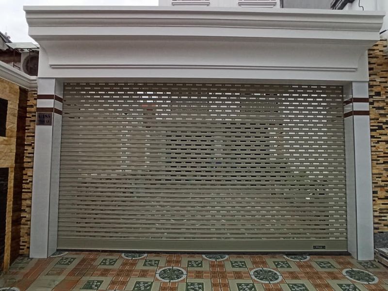 Cửa cuốn Adoor khe thoáng tối ưu khả năng lấy sáng và thông gió tự nhiên