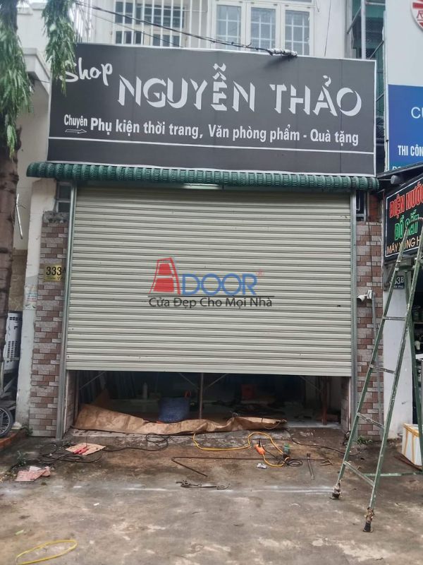 Mẫu cửa cuốn tấm liền Adoor với bề mặt phẳng, hiện đại, mang lại sự kín đáo