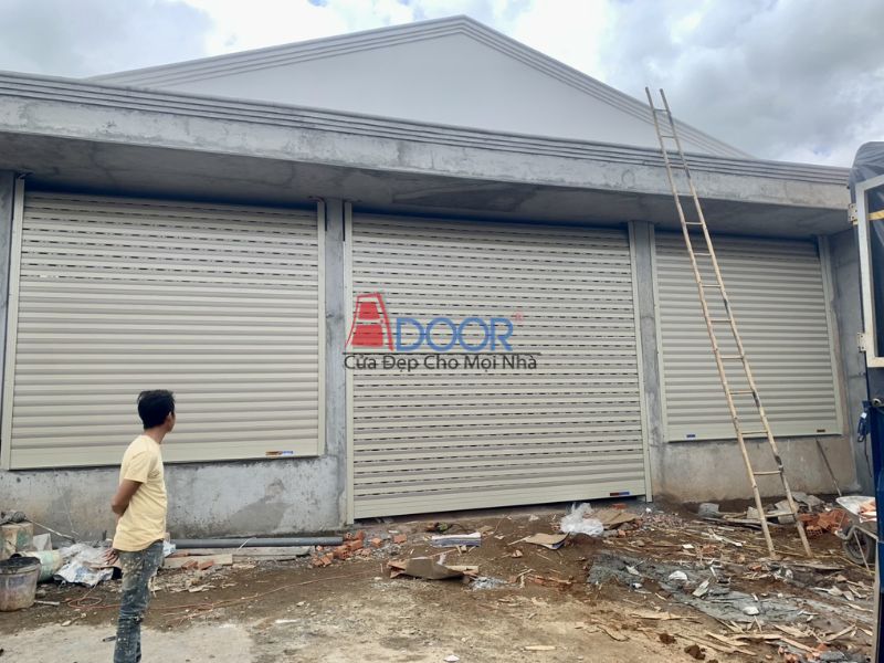 Cửa cuốn Adoor sản xuất tại xưởng địa phương – tiết kiệm chi phí vận chuyển