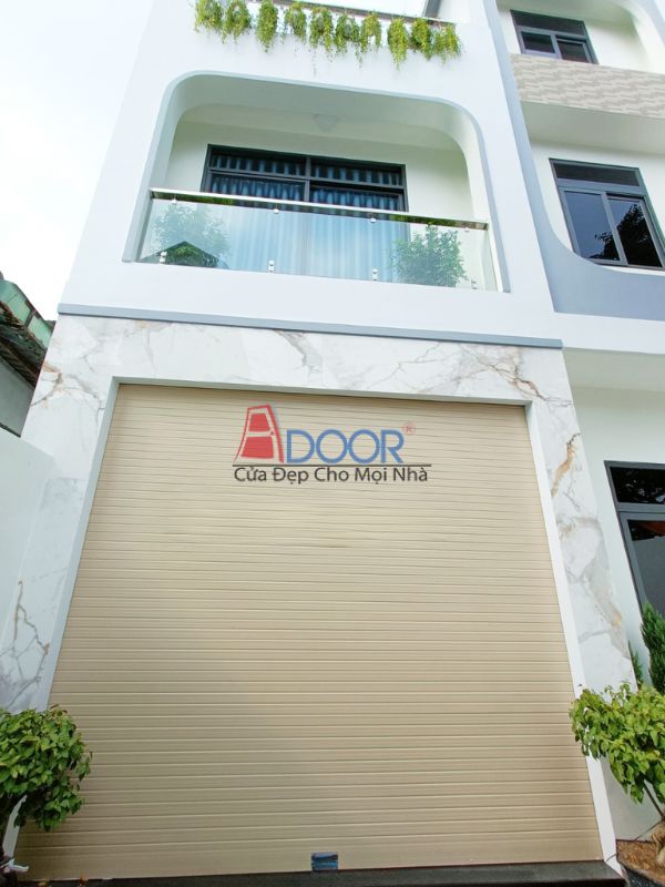 Cửa cuốn Adoor tấm liền Đức mang lại vẻ đẹp hiện đại và kín đáo cho mặt tiền ngôi nhà