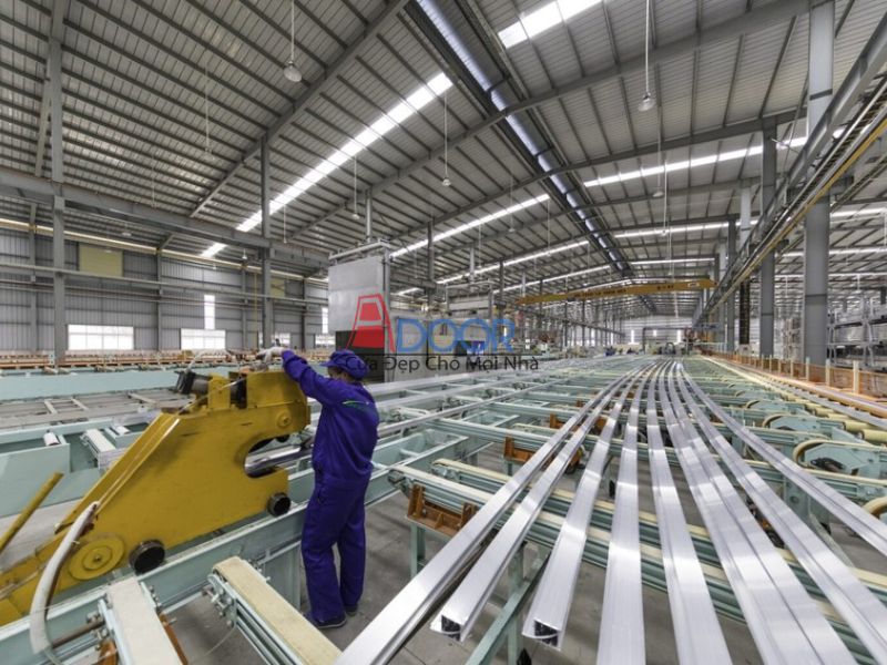Toàn cảnh xưởng sản xuất cửa cuốn Adoor với hệ thống máy móc nhập khẩu hiện đại