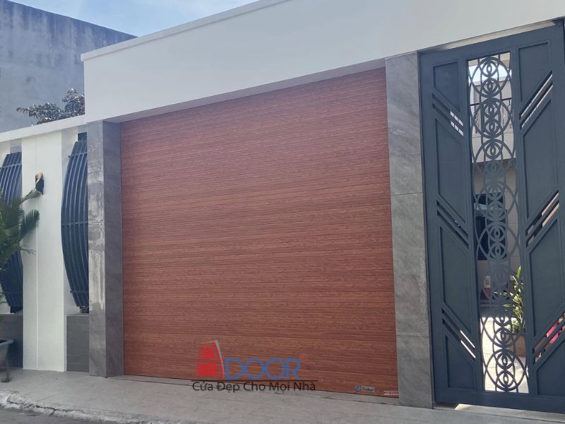 Mẫu cửa cuốn vân gỗ phù hợp với biệt thự, tạo điểm nhấn sang trọng