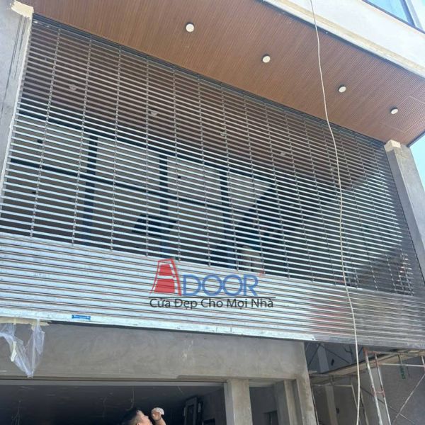 Cửa cuốn Adoor inox song ngang thẩm mỹ và độ bền