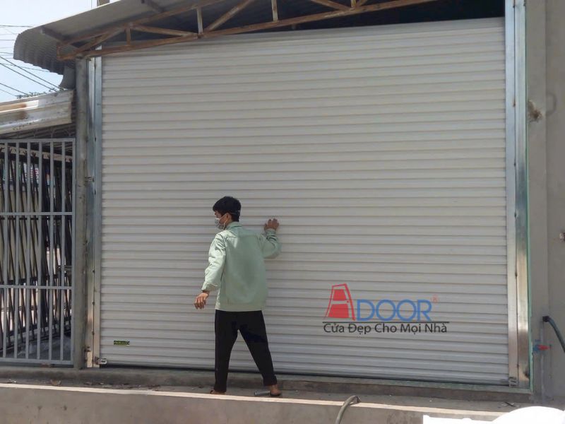 Cửa cuốn Adoor tấm liền đang đóng kín nhà phố