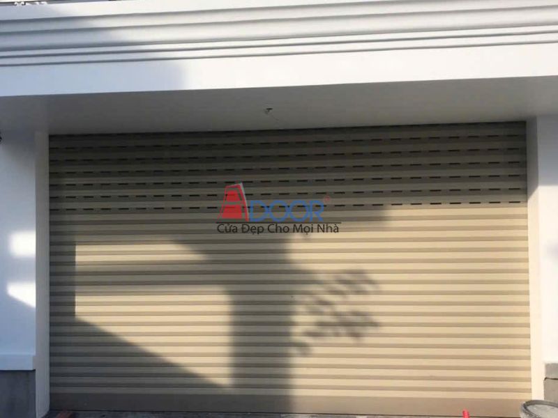 Cửa cuốn khe thoáng lắp đặt tại mặt tiền nhà phố, tối ưu khả năng lấy sáng