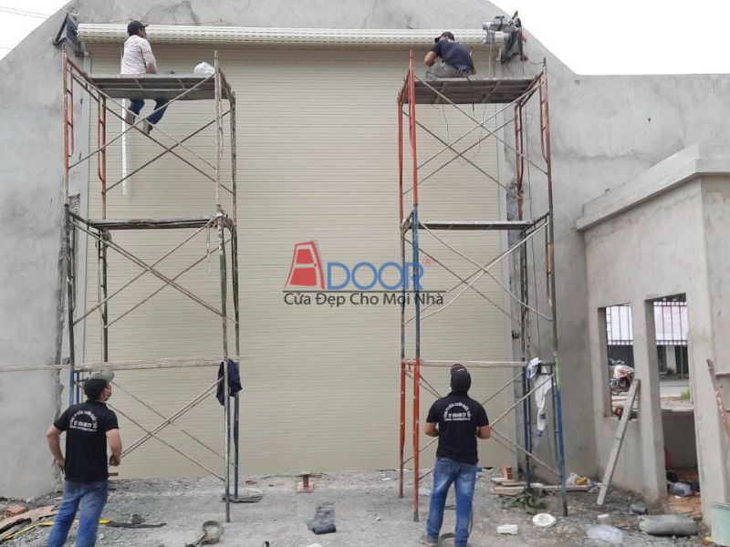 Đội thi công Adoor thực hiện lắp đặt đúng quy chuẩn kỹ thuật