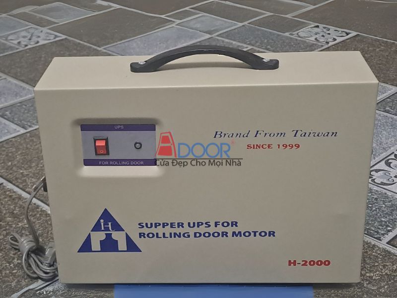 Bộ lưu điện (UPS) cửa cuốn Adoor với thiết kế nhỏ gọn, đảm bảo cửa hoạt động ngay cả khi mất điện