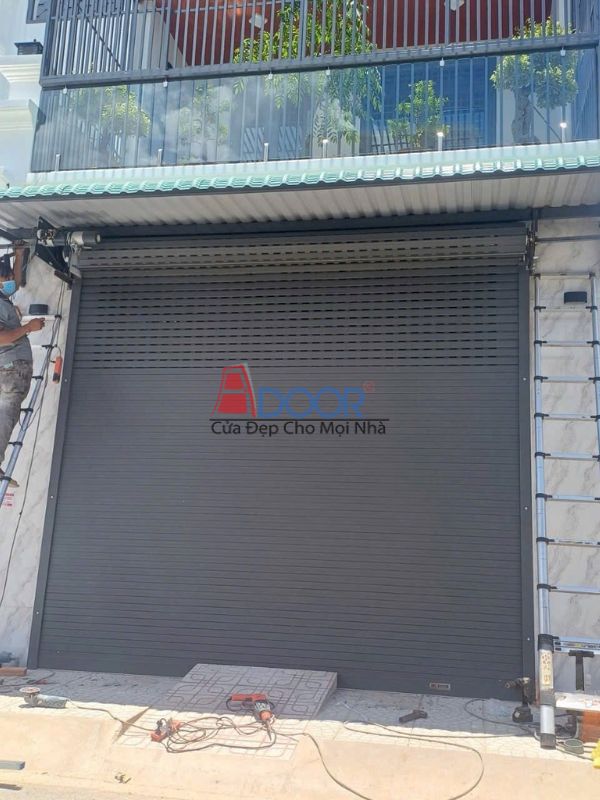 Cửa cuốn khe thoáng lắp đặt cho nhà phố mặt tiền thoáng sáng