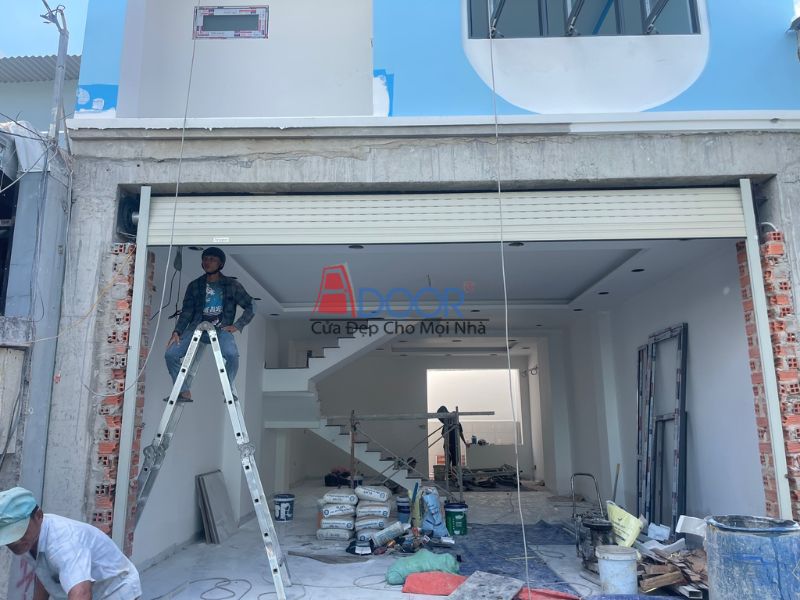 Đội ngũ kỹ thuật viên Adoor đang thực hiện lắp đặt cửa cuốn tại Rạch Giá, với sự tỉ mỉ và chuyên nghiệp cao