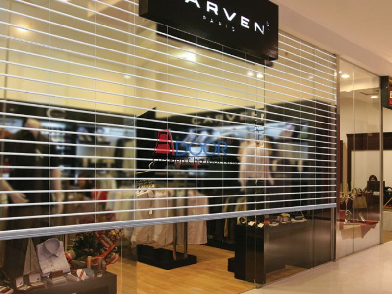 Cửa trong suốt lắp tại showroom, giúp tăng tính thẩm mỹ và trưng bày nội thất