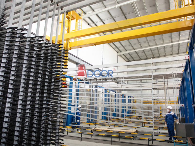 Hình ảnh nhà máy sản xuất cửa cuốn Adoor hiện đại với dây chuyền tự động