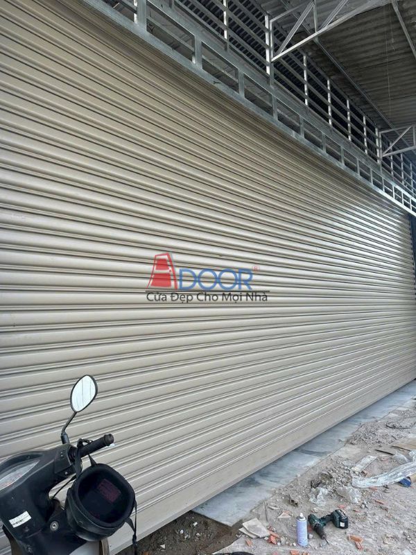 Cửa cuốn siêu trường Adoor lắp đặt tại cổng nhà xưởng
