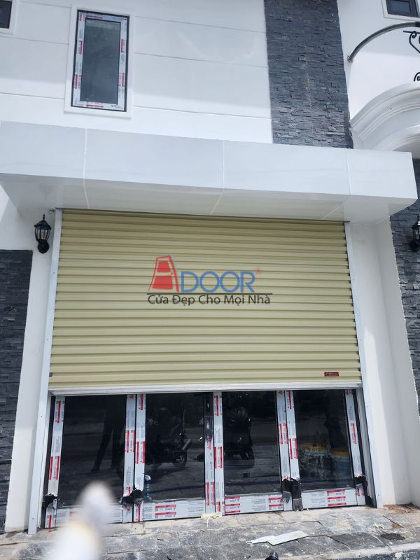 Mẫu cửa cuốn tấm liền mang lại vẻ đẹp liền mạch và an ninh cao