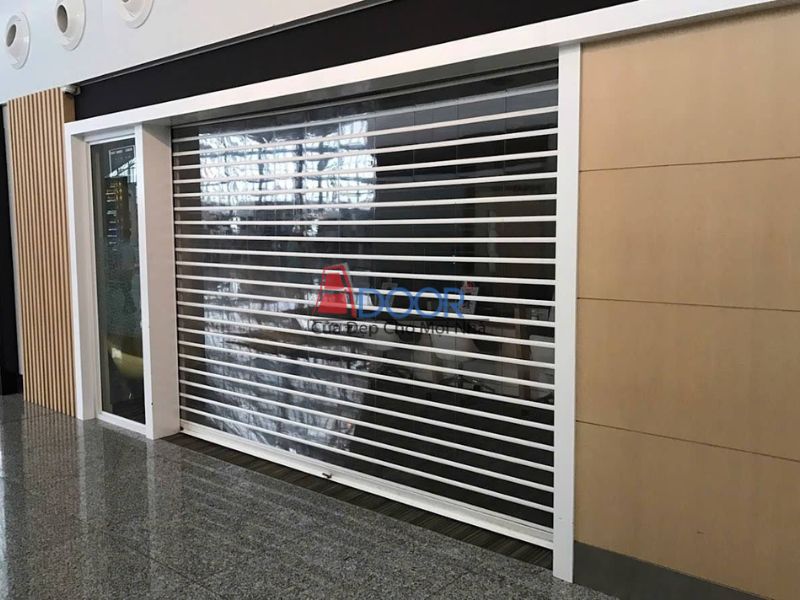 Cửa cuốn trong suốt Adoor lắp đặt tại showroom hoặc trung tâm thương mại