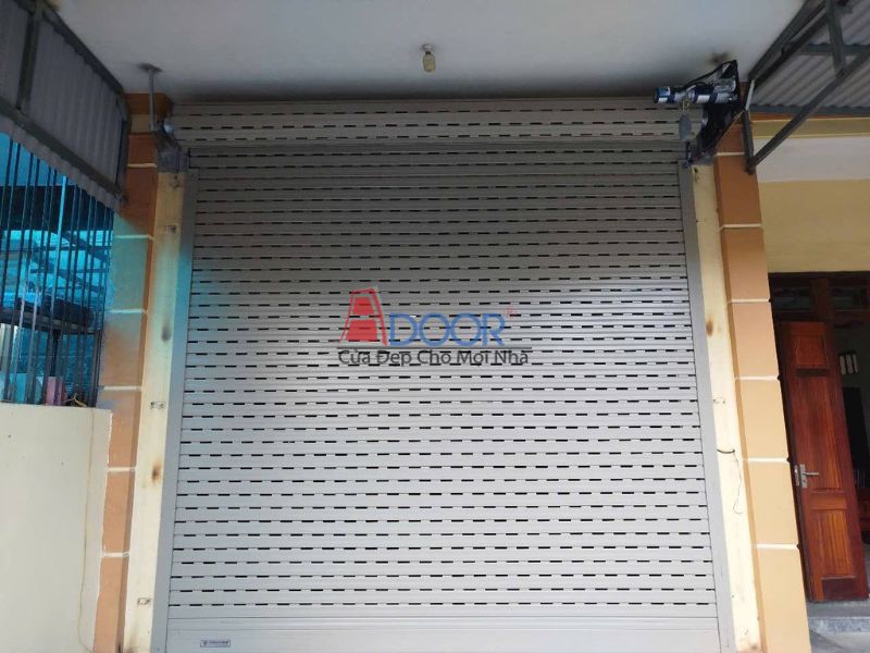 Mẫu cửa cuốn Adoor khe thoáng công nghệ Đức được lắp đặt tại một công trình hiện đại, nổi bật với độ chắc chắn và tính thẩm mỹ cao.