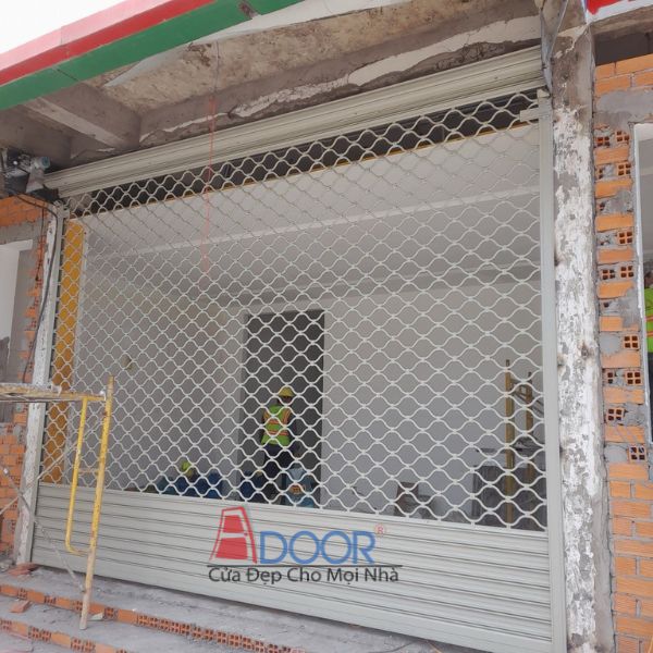Cửa cuốn Adoor lưới mắc võng lắp đặt tại một cửa hàng hoặc khu vực cần thông thoáng